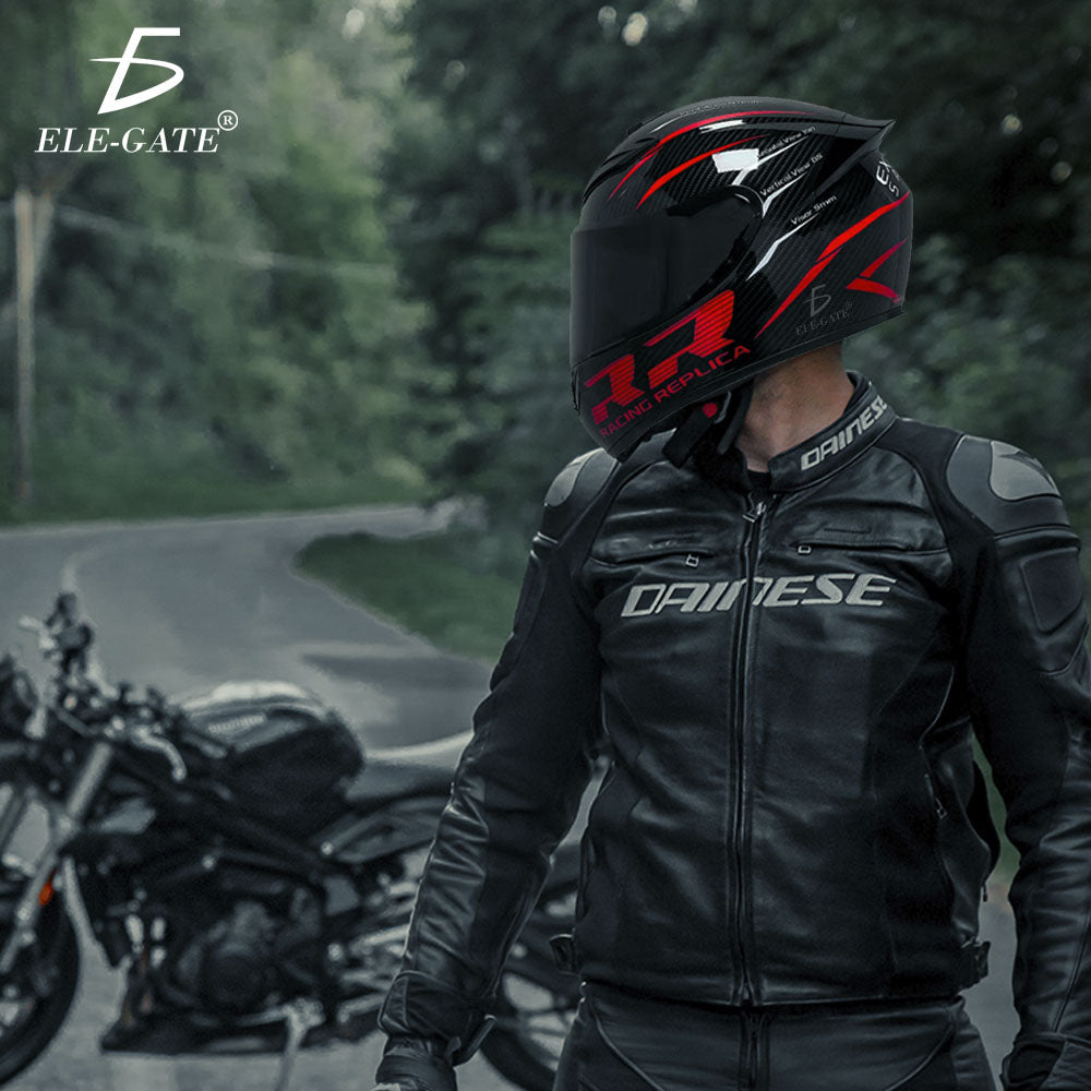 Casco para motociclista con visera retráctil