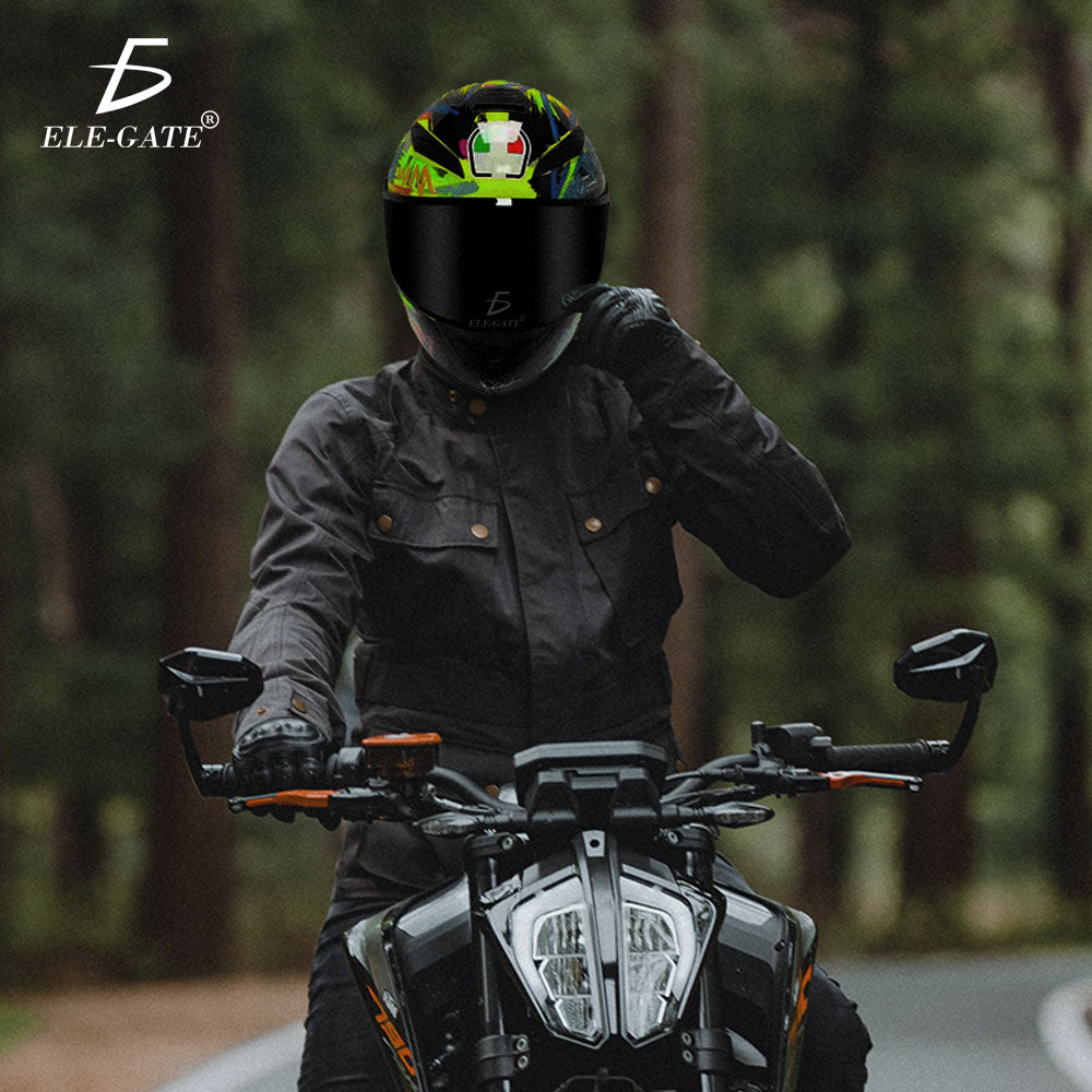 Casco para motociclista con visera retráctil